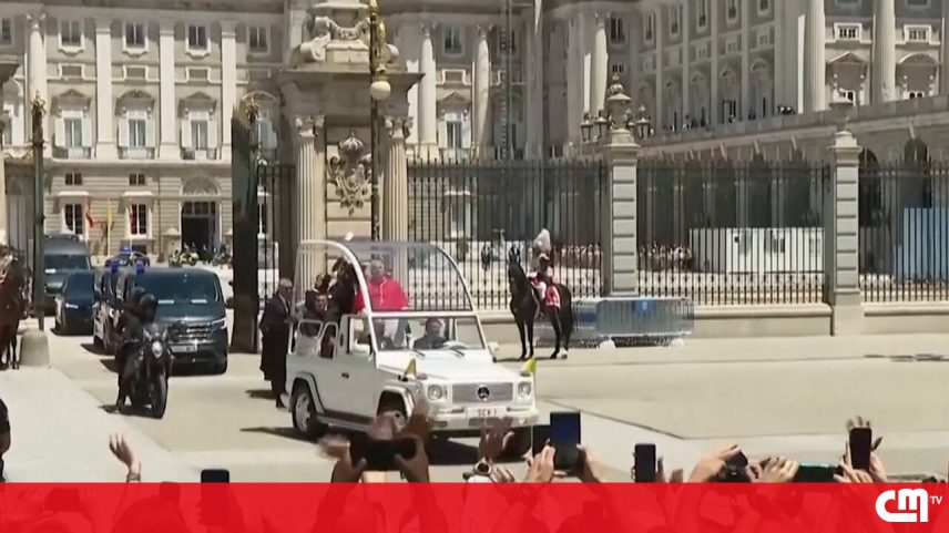 Papa Leão XIV percorre ruas de Madrid no papamóvel