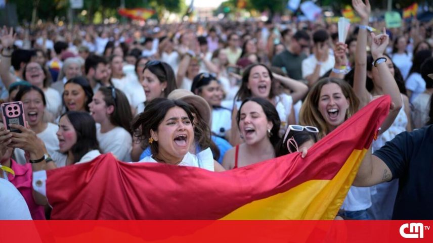Multidão aplaude e acena ao Papa Leão XIV em Madrid