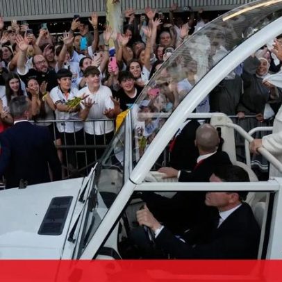 Papa pisa solo espanhol pela primeira vez em 15 anos durante visita oficial