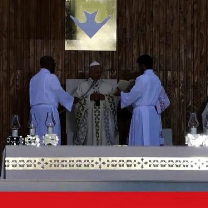 Multidão aplaude Leão X na chegada a missa no centro de Madrid