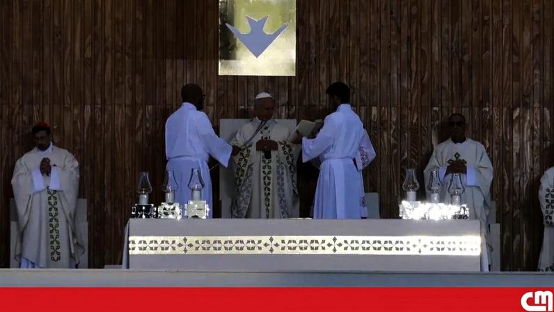 Multidão aplaude Leão X na chegada a missa no centro de Madrid