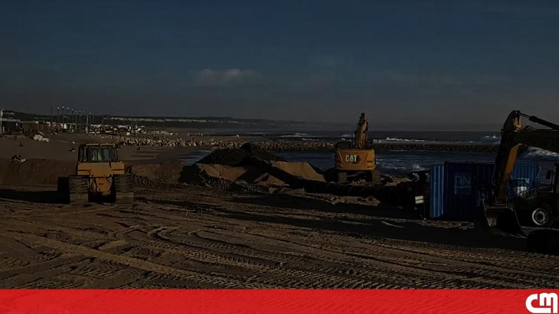 Imagens revelam operação de reposição de areia nas praias da Costa da Caparica