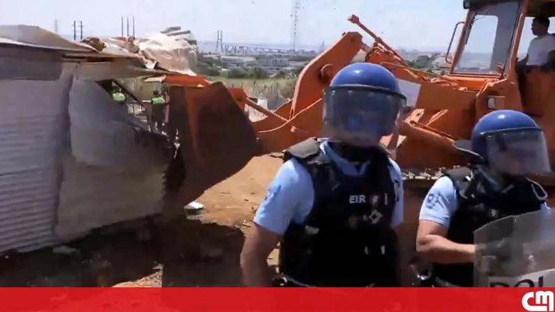 Idosos e crianças ficaram sem abrigo após demolições no Talude