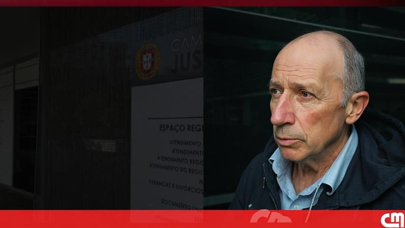 Utente aguarda em longa fila para ser atendido pelo Instituto dos Registos e do Notariado no Campus de Justiça