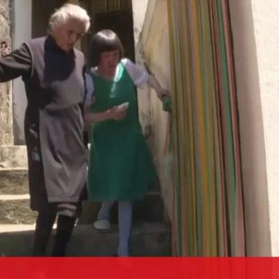Idosa e filha com doença lutam por reforma de casa de banho sem dinheiro