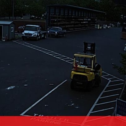 Trabalhadores de armazém ajudam a aterrar balão de ar quente nos EUA