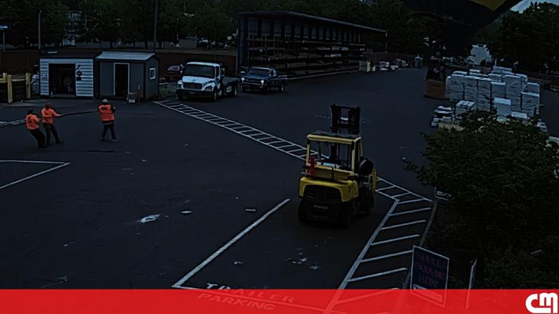 Trabalhadores de armazém ajudam a aterrar balão de ar quente nos EUA