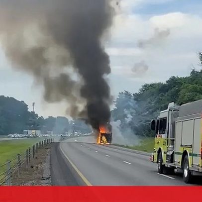 Incêndio em camião provoca explosões de fogo de artifício em autoestrada nos EUA