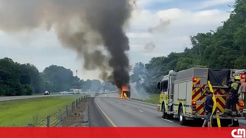 Incêndio em camião provoca explosões de fogo de artifício em autoestrada nos EUA