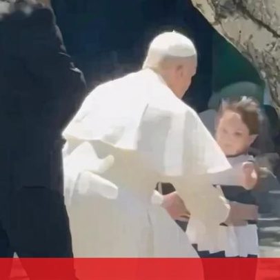 Menina evita a segurança e abraça o Papa em Madrid