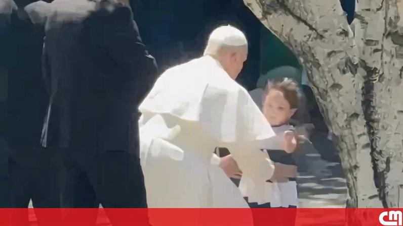 Menina evita a segurança e abraça o Papa em Madrid