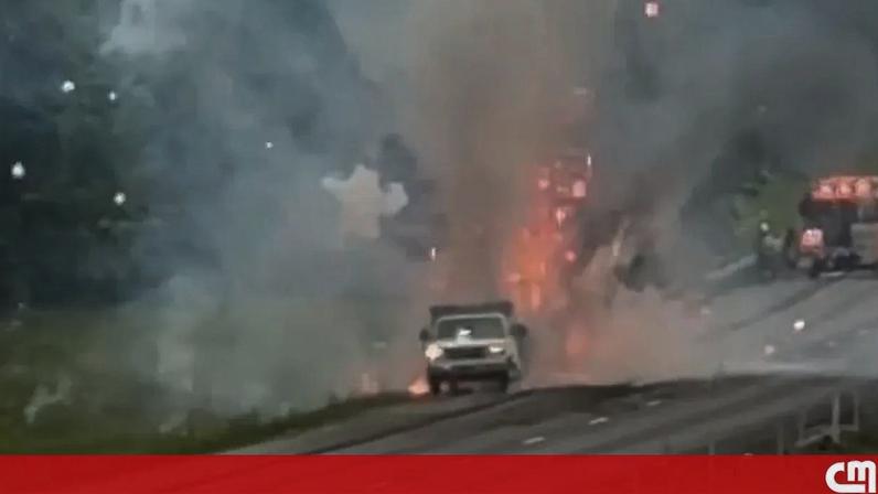 Novas imagens mostram fogo-de-artifício em estrada após incêndio em camião nos EUA