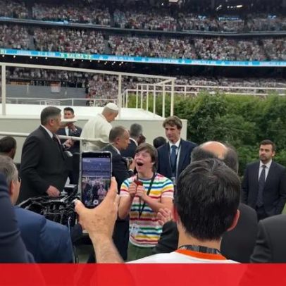 Jovem corre para entregar desenho ao Papa em Madrid
