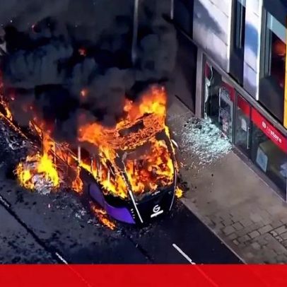 Imagens aéreas mostram fogo e caos em Belfast durante protestos anti-imigração