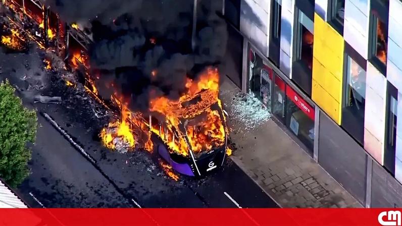 Imagens aéreas mostram fogo e caos em Belfast durante protestos anti-imigração