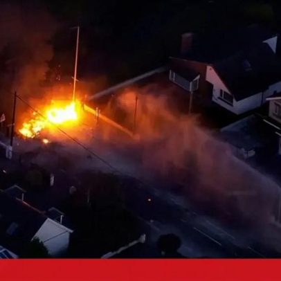 Polícia usa canhões de água para dispersar manifestantes violentos em Belfast