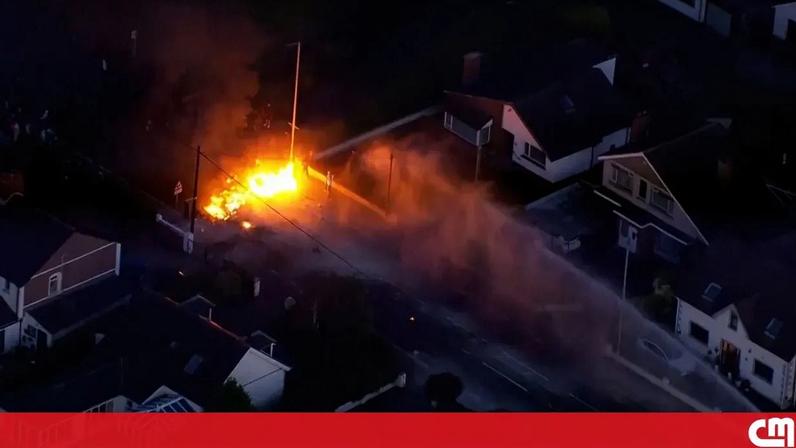 Polícia usa canhões de água para dispersar manifestantes violentos em Belfast