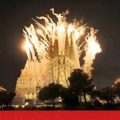 Espetáculo de luz e fogo marca bênção da nova torre da Sagrada Família