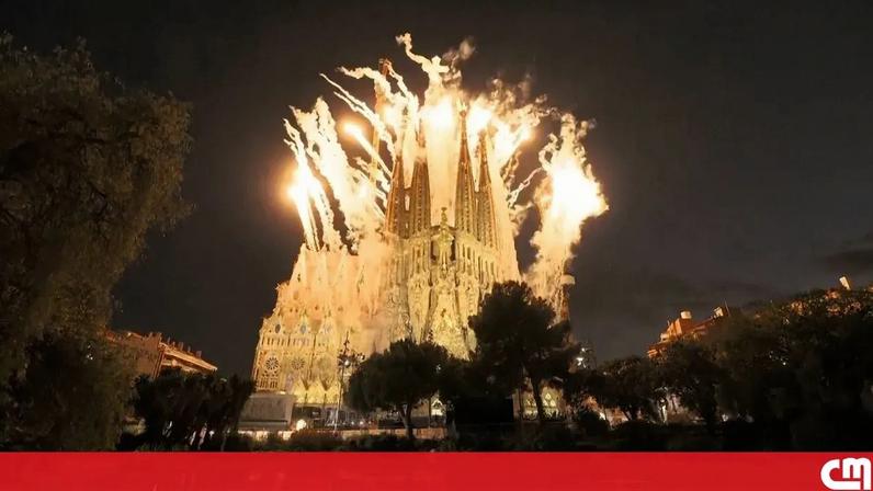 Espetáculo de luz e fogo marca bênção da nova torre da Sagrada Família