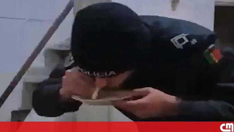 Imagens mostram agente da PSP fardado a inalar cocaína