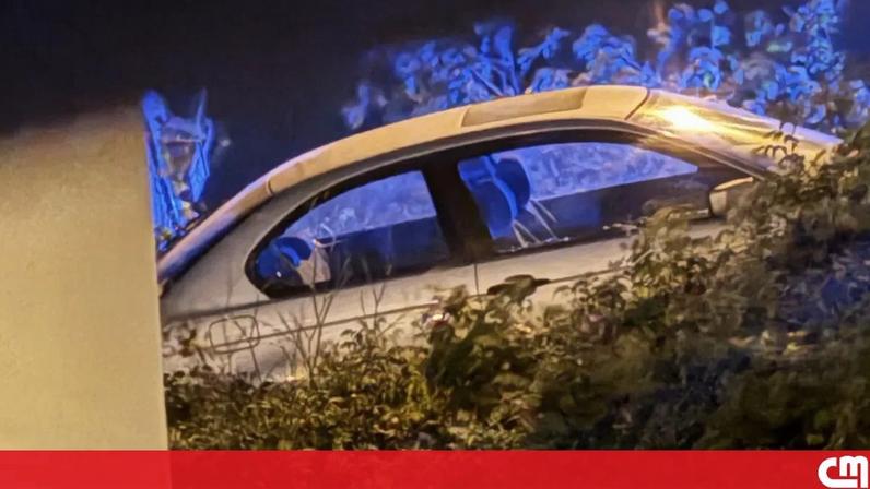 Carro despista-se e fica em risco de cair por encosta em Cascais