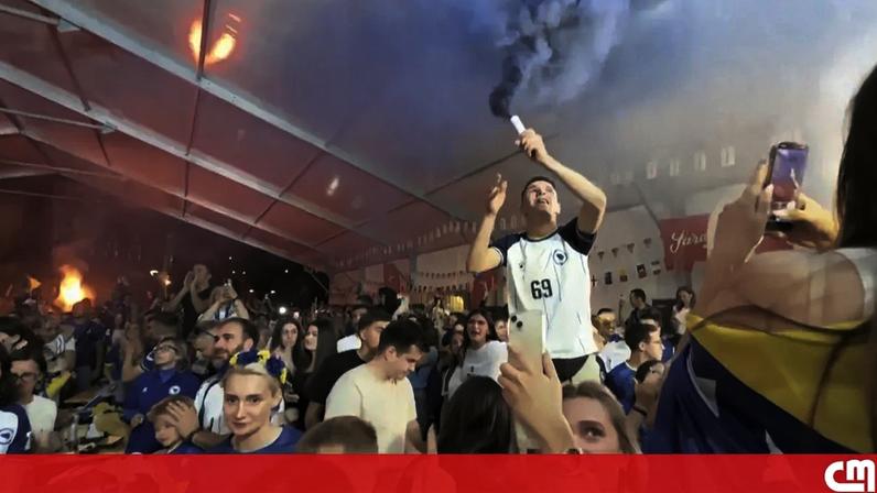 Centenas de adeptos celebraram nas ruas de Sarajevo, esta sexta-feira, o empate da Bósnia-Herzegovina frente ao Canadá no jogo de estreia da seleção no Mundial. A equipa balcânica participa apenas pela segunda vez na história da competição e conquistou um ponto diante de um dos países anfitriões.