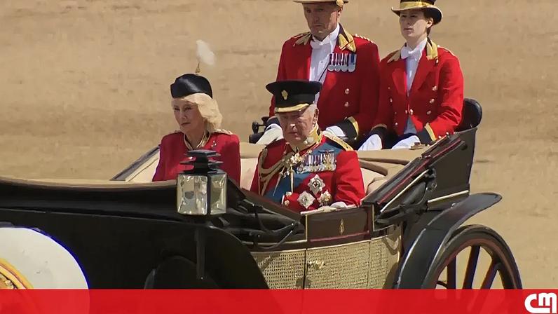 Rei Carlos III celebra aniversário oficial com desfile militar em Londres