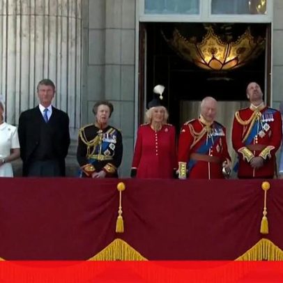 Família real britânica assiste a flypast desde a varanda do Buckingham Palace