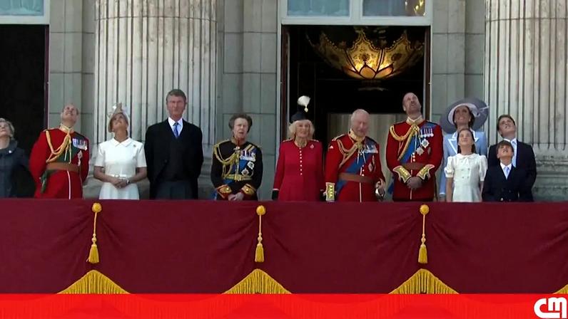 Família real britânica assiste a flypast desde a varanda do Buckingham Palace