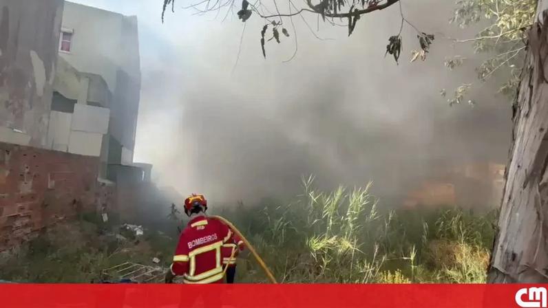 Incêndio no bairro das Galinheiras leva à retirada de moradores