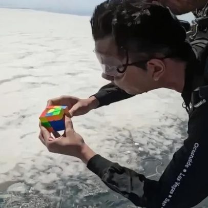 Paraquedista estabelece recorde ao resolver dois cubos de Rubik a 4 mil metros