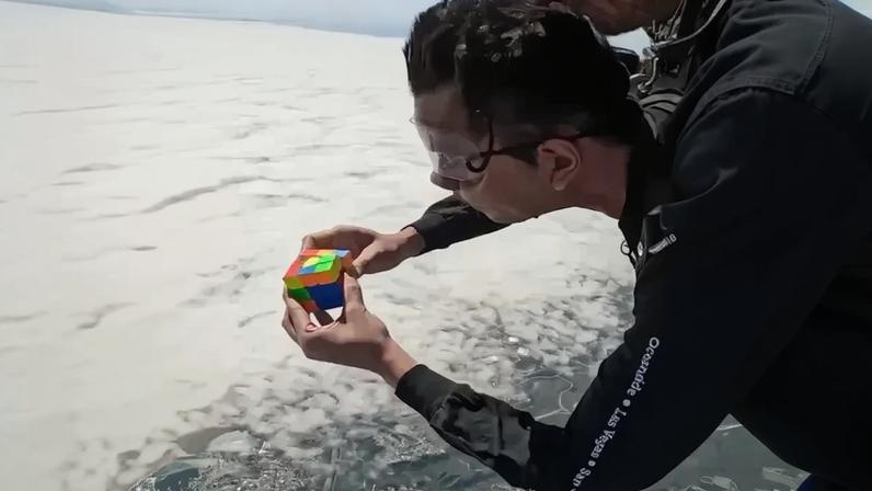 Paraquedista estabelece recorde ao resolver dois cubos de Rubik a 4 mil metros