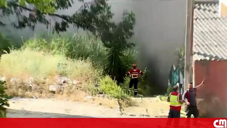 Explosões ouvidas durante combate a incêndio nas Galinheiras, Lisboa