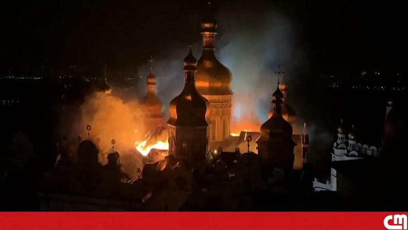 Imagem do Mosteiro de Kiev-Pechersk atingido por bombardeamentos russos