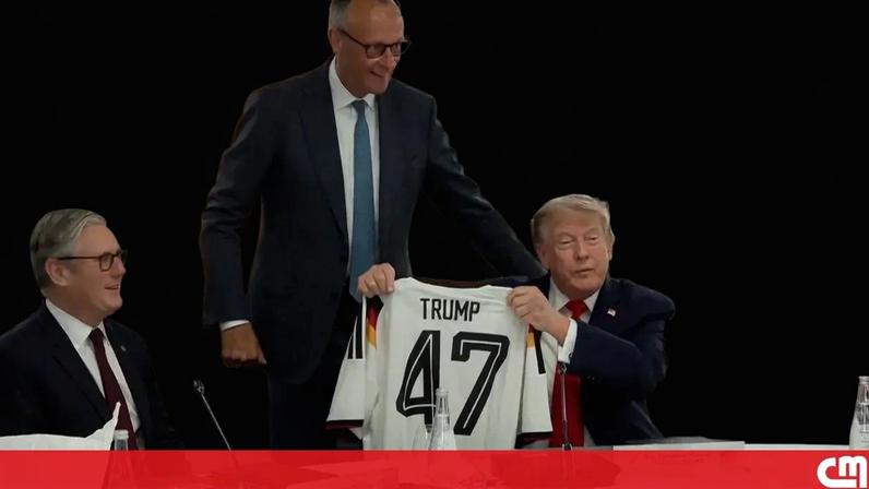 Chanceler alemão oferece camisola da seleção alemã a Donald Trump