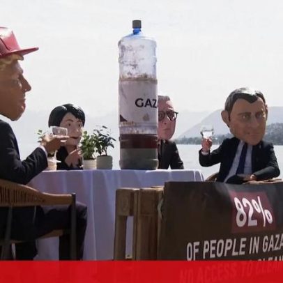 Ativistas com máscaras de líderes do G7 brindam com água para Gaza