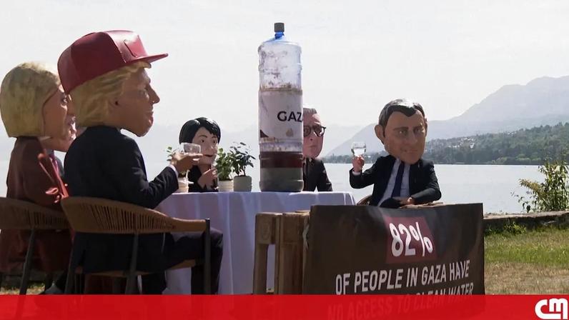 Ativistas com máscaras de líderes do G7 brindam com água para Gaza