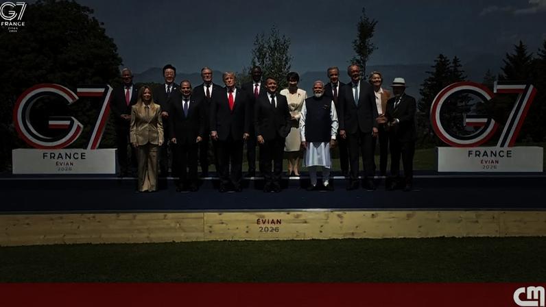 Sorrisos, apertos de mãos e palmadinhas nas costas: os momentos que antecederam a foto de família dos líderes do G7