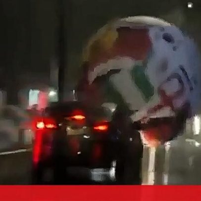 Bola gigante do Mundial solta-se durante tempestade e invade estrada em El Salvador