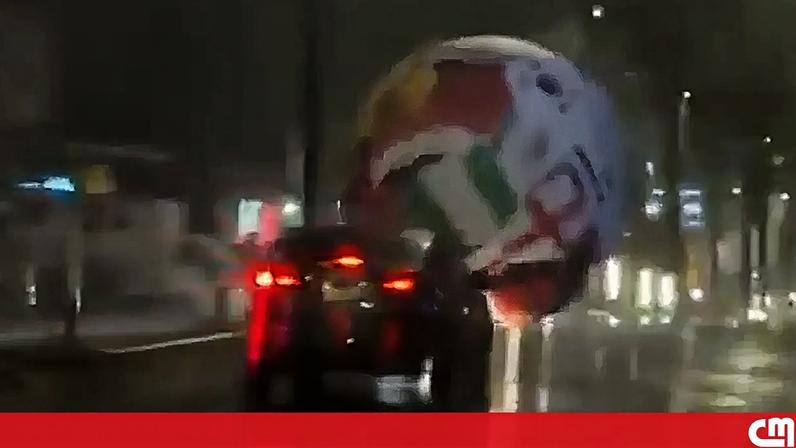 Bola gigante do Mundial solta-se durante tempestade e invade estrada em El Salvador