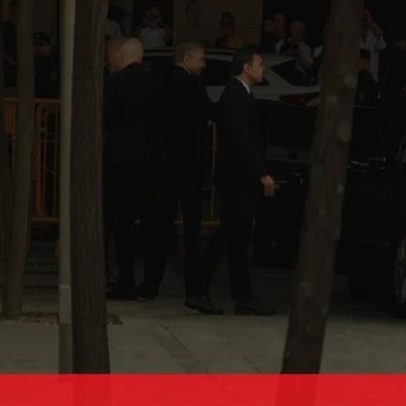 Ex-primeiro-ministro espanhol José Luis Zapatero recebido com vaias à chegada ao tribunal