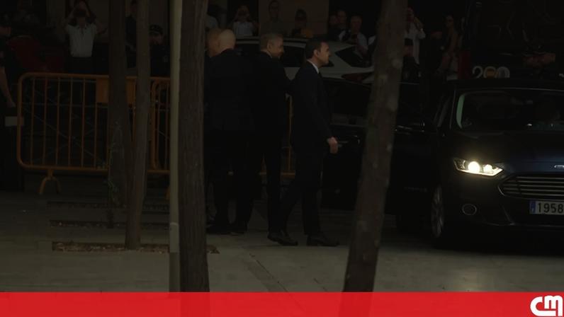 Ex-primeiro-ministro espanhol José Luis Zapatero recebido com vaias à chegada ao tribunal