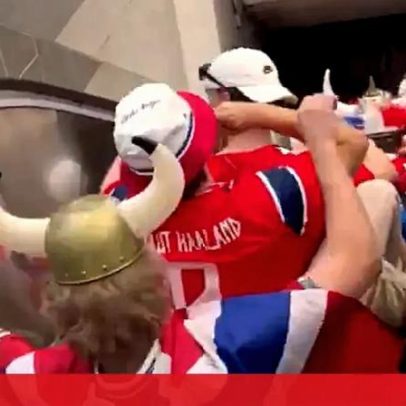 Adeptos da seleção da Noruega realizam remada viking numa escada rolante