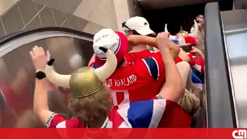 Adeptos da seleção da Noruega realizam remada viking numa escada rolante