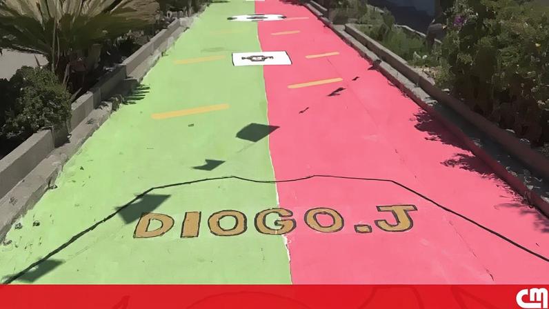 Bandeira gigante decora rua em Sines para homenagear Diogo Jota