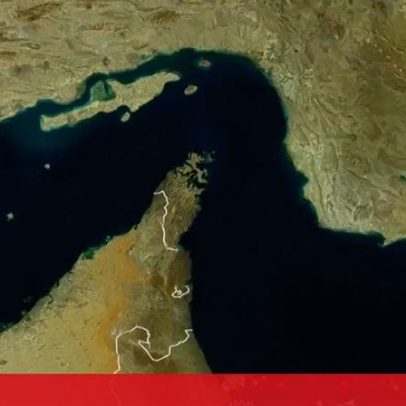 Navios passam pelo Estreito de Ormuz em vídeo timelapse