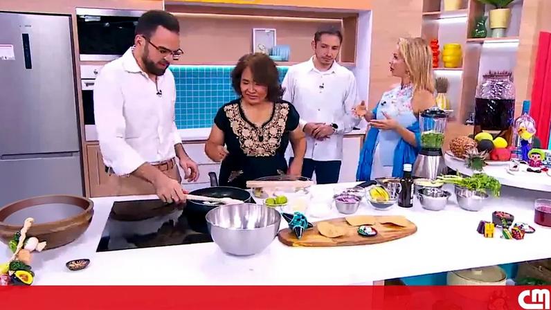 Carmen ensina como fazer tacos crocantes