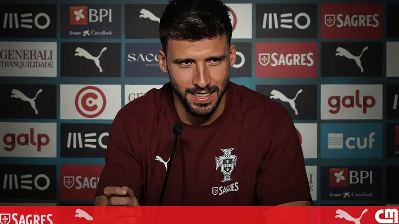 Rúben Dias ironiza polémica da praia após pergunta da CMTV