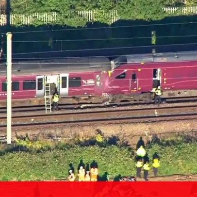 Imagens de drone mostram momento após colisão entre dois comboios em Bedford