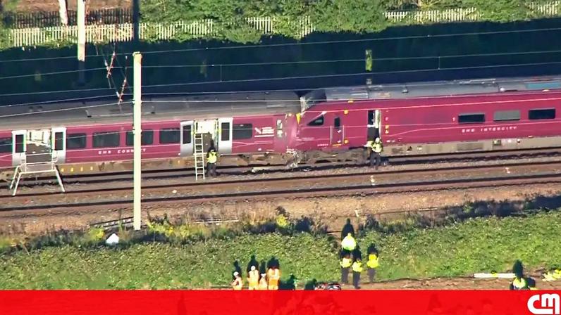 Imagens de drone mostram momento após colisão entre dois comboios em Bedford